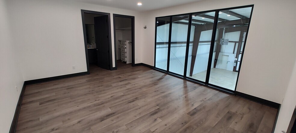 More Photos Of 165 Perimeter Road Rd, Longview Airplane Hangar For Sale