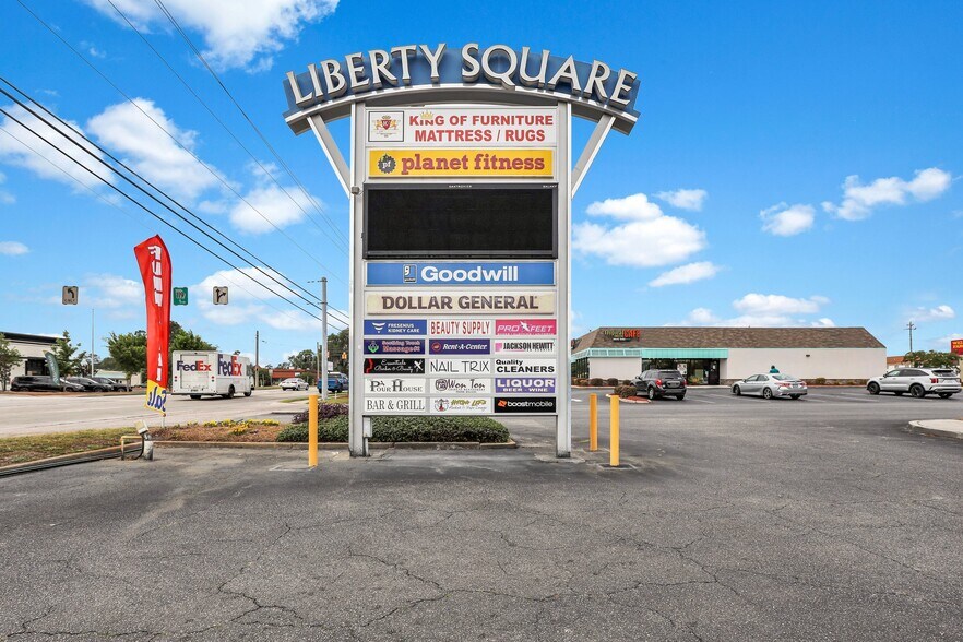 More Photos Of 105-149 W Hendry St, Hinesville Storefront For Lease