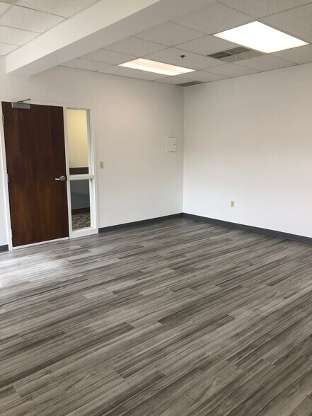 More Photos Of 200 Great Rd, Bedford Storefront Retail Office For Lease