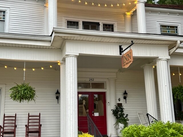 More Photos Of 252 Seavy St, Senoia Hospitality For Sale