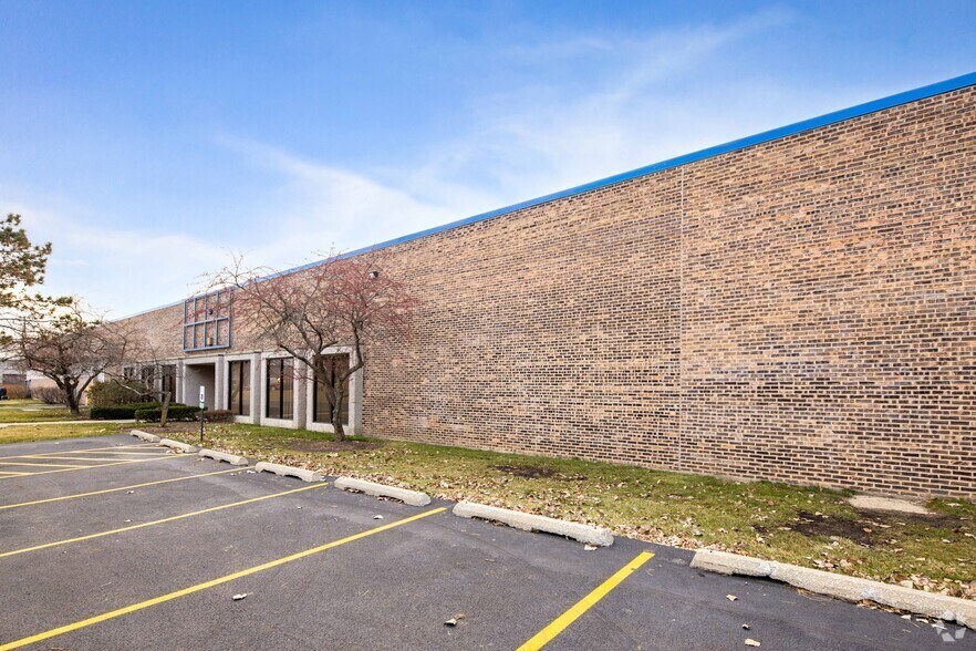 More Photos Of 3740-3742 Hawthorne Ct, Waukegan Warehouse For Lease