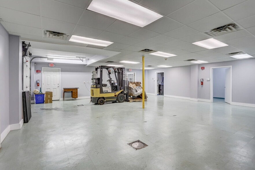 More Photos Of 329 Otter St, Bristol Flex For Lease