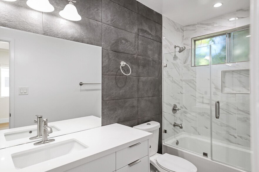 More Photos Of 2001 Penmar Ave, Venice Apartments For Sale