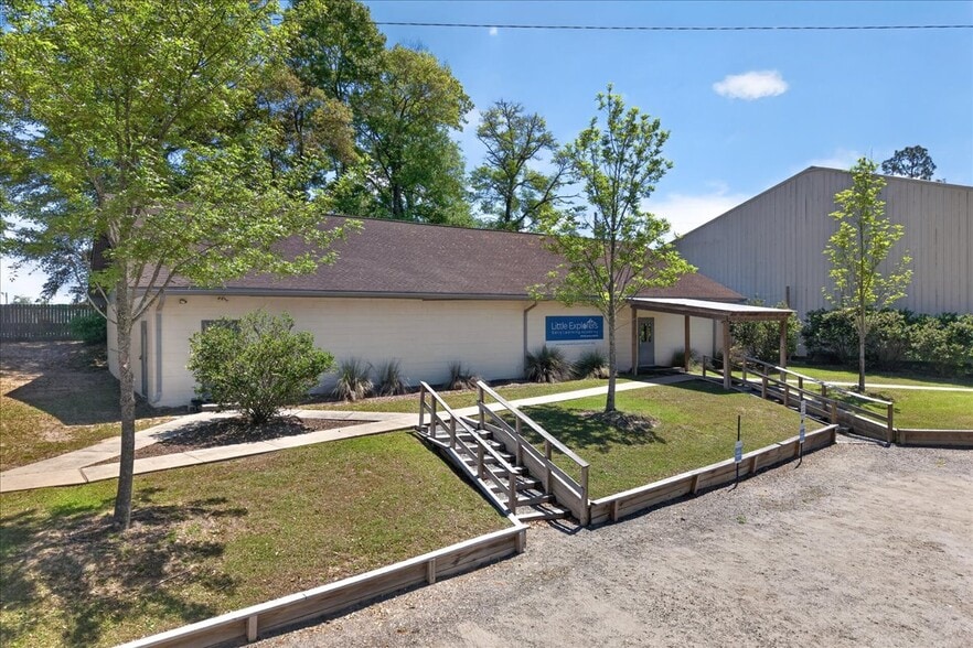 More Photos Of 100 Duggan Ave, Crestview Specialty For Sale