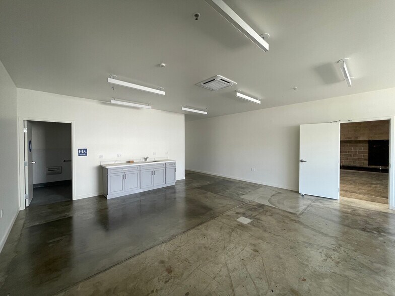 More Photos Of 1483 67th St, Emeryville Warehouse For Lease