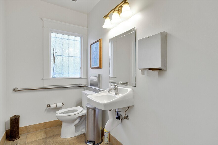 More Photos Of 835 N Main Ave, Gresham Restaurant For Sale