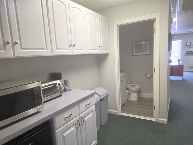 More Photos Of 190 Westbrook Rd, Essex Office For Sale