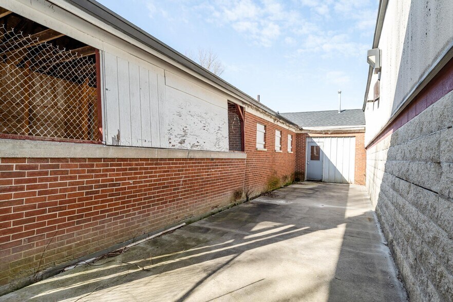 More Photos Of 641 S Crystal Ave, Benton Harbor Winery Vineyard For Sale