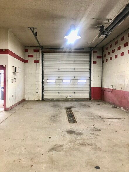 More Photos Of 331 Jones St, Verona Showroom For Sale