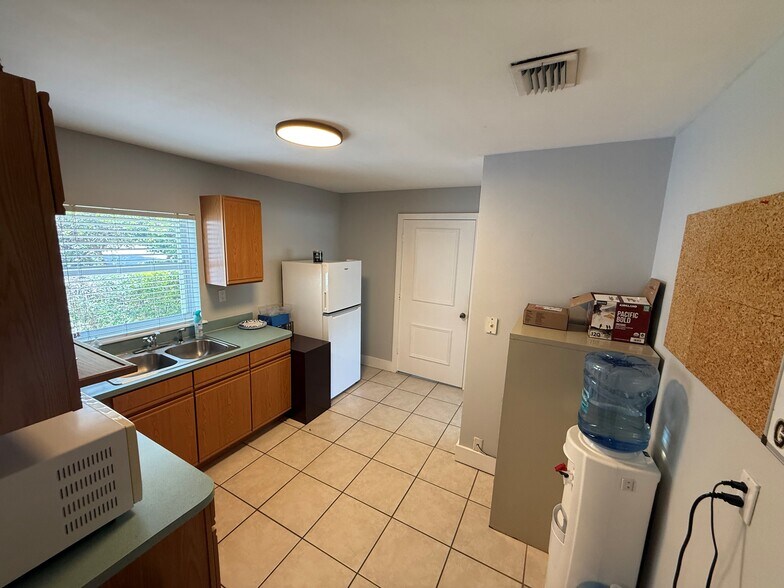 More Photos Of 2718 Conroy Rd, West Palm Beach Office For Sale