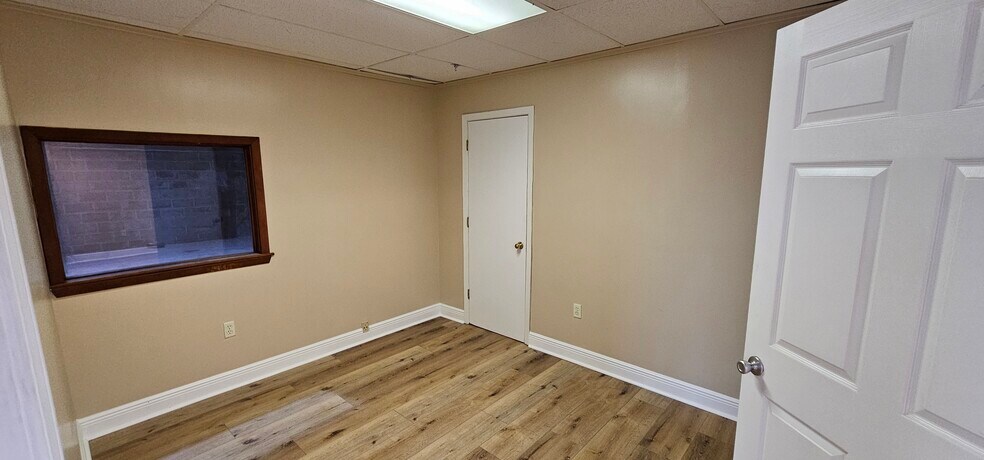 More Photos Of 200 Industrial Ave, Jefferson Warehouse For Lease