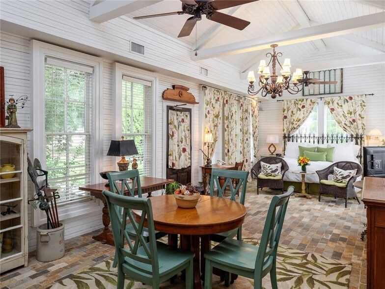 More Photos Of 915 E Cameron Ave, Rockdale Hotel For Sale