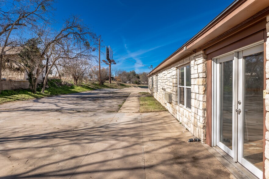 More Photos Of 104 E 5th St, Brady Office Residential For Sale