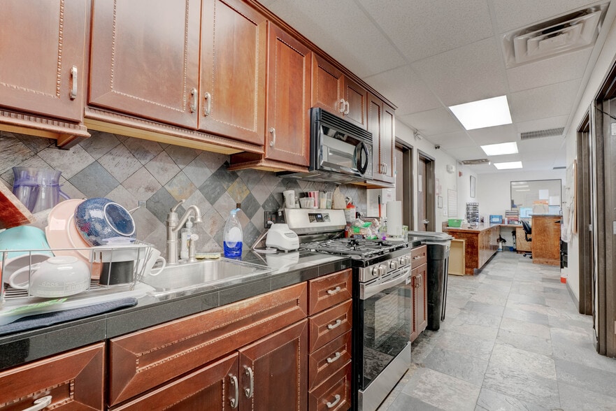 More Photos Of 5961 McLeod Dr, Las Vegas Warehouse For Sale