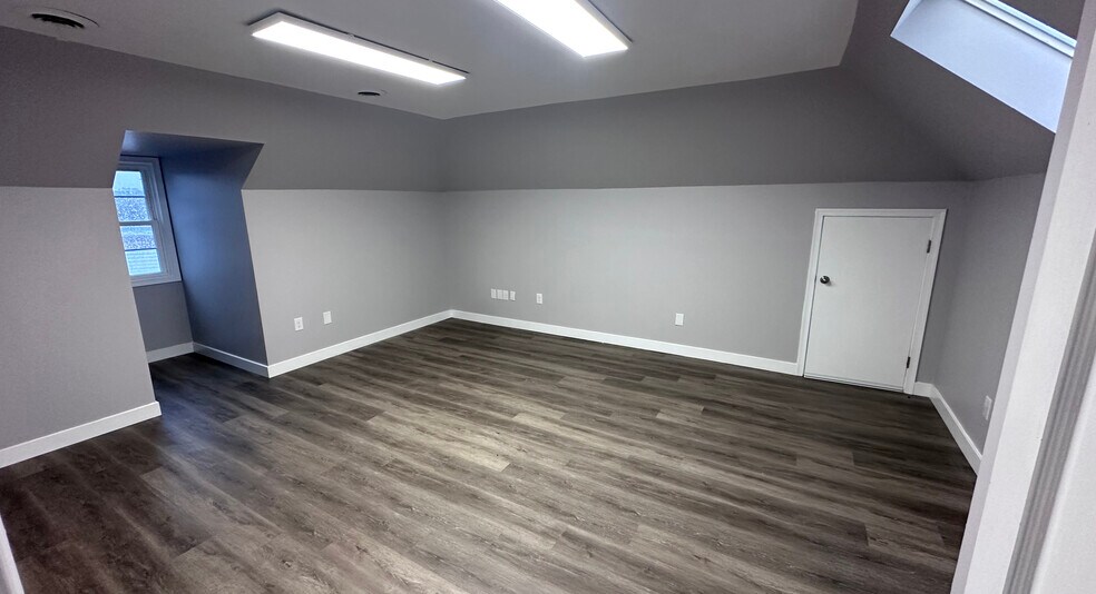 More Photos Of 21 Walnut Blvd, Petersburg Office For Lease