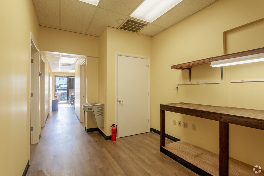 More Photos Of 5306 Peters Creek Rd, Roanoke Showroom For Sale
