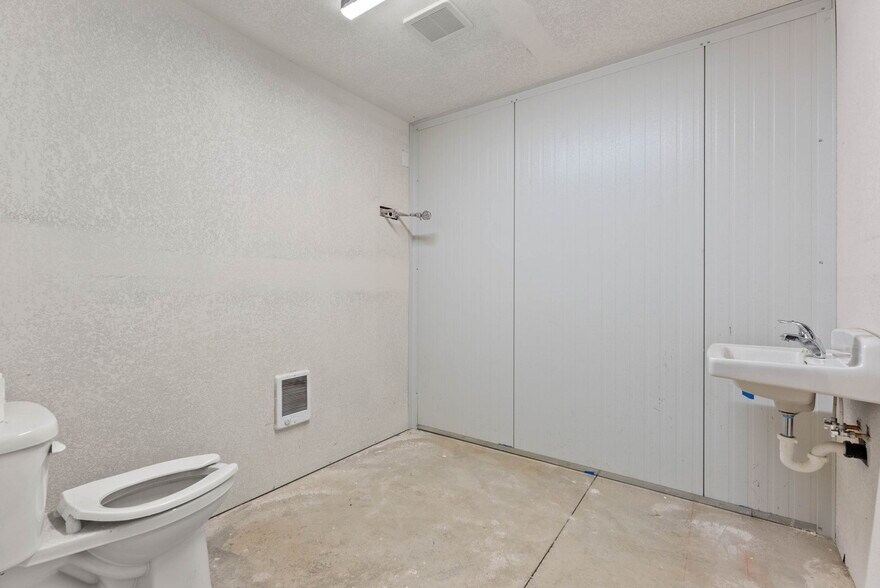 More Photos Of 7517 47th Ave, Spokane Warehouse For Lease