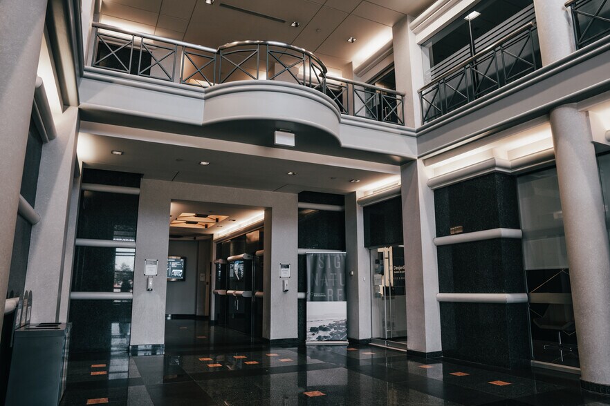 More Photos Of 2550 Boul Daniel-Johnson, Laval Office For Lease