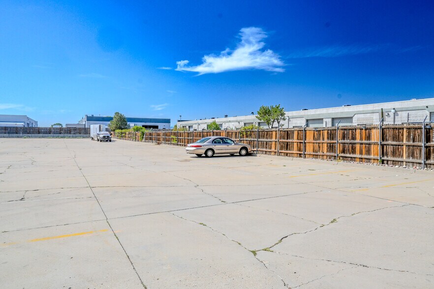 More Photos Of 482 Laredo St, Aurora Light Distribution For Lease