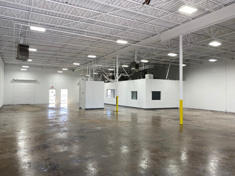 More Photos Of 10734-10742 Colewood Ln, Dallas Warehouse For Lease