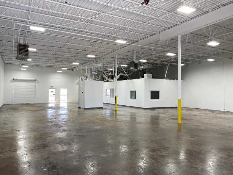 More Photos Of 10735 Metric Dr, Dallas Warehouse For Lease