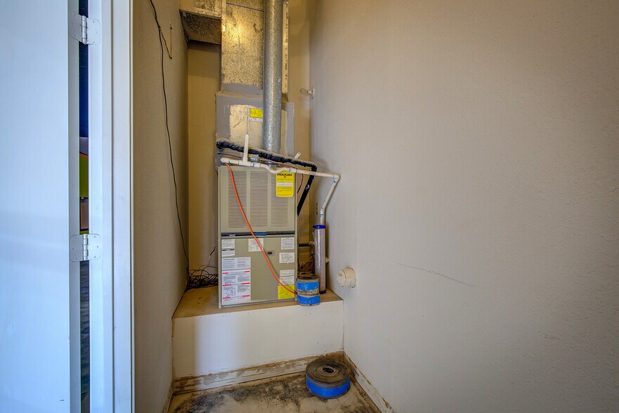 More Photos Of 1213 Washington St, Commerce Storefront Retail Office For Sale