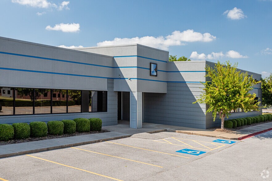 More Photos Of 210 SE 34th St, Bentonville Office For Sale