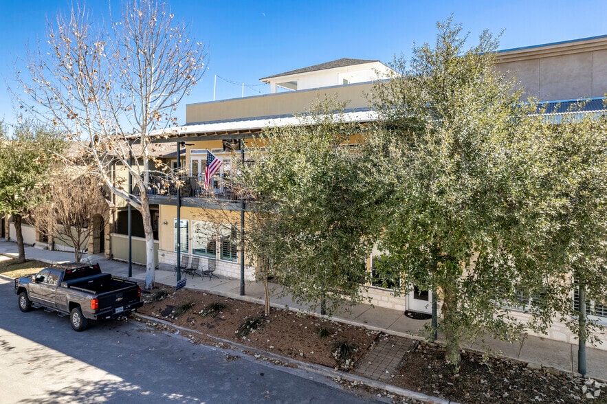 More Photos Of 967 Academy, New Braunfels Office For Lease