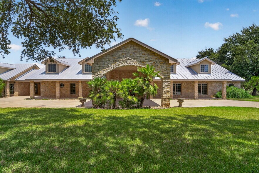 More Photos Of 2234 Highway 90 w, Castroville Flex For Sale