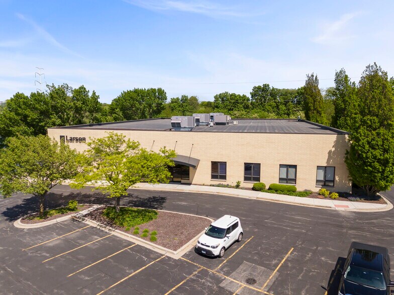 More Photos Of 1488 Bond St, Naperville Office For Sale