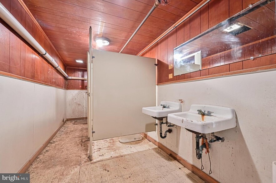 More Photos Of 13 N East Blvd, Vineland Flex For Lease