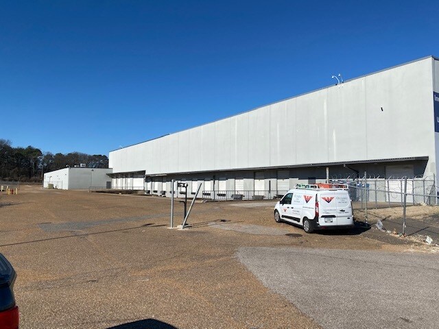 More Photos Of 3615 Lamar Ave, Memphis Warehouse For Lease