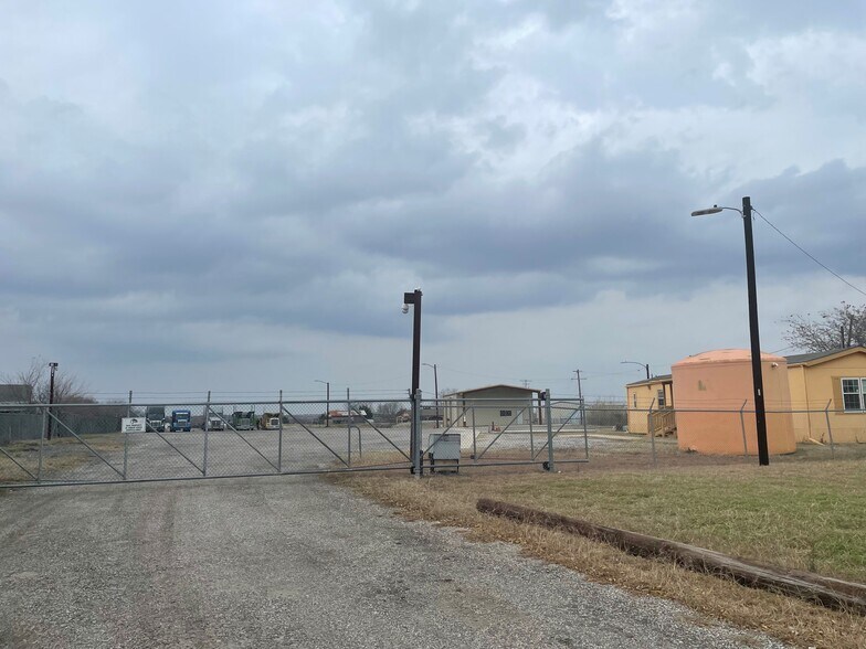More Photos Of 9310 US Highway 183, Austin Distribution For Lease
