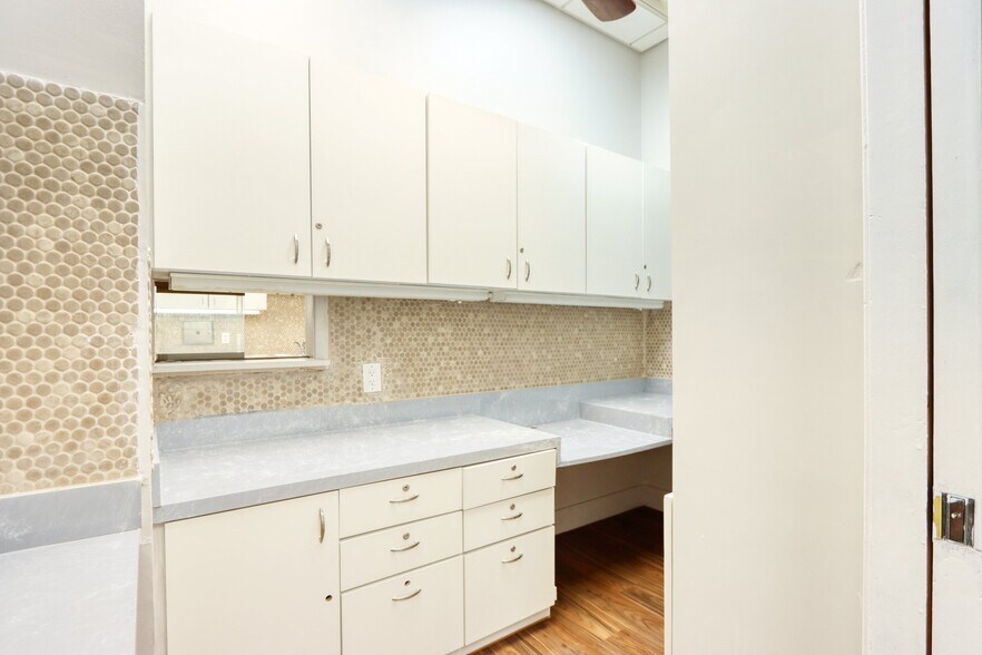 More Photos Of 1717 N Garrett Ave, Dallas Medical For Sale