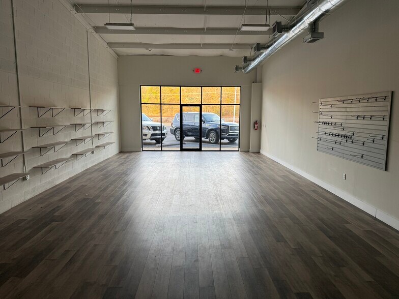 More Photos Of 602 W Bankhead St, New Albany General Retail For Lease