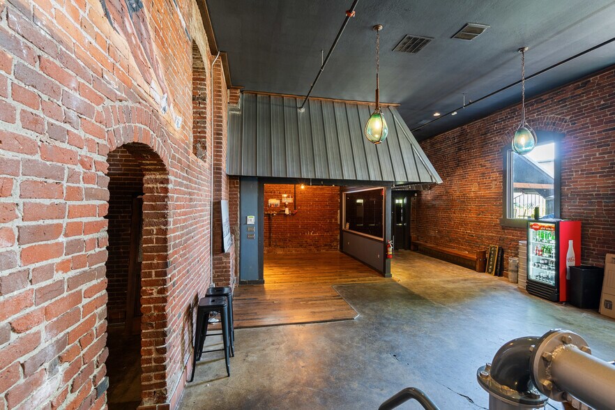 More Photos Of 509 SW G St, Grants Pass Restaurant For Sale