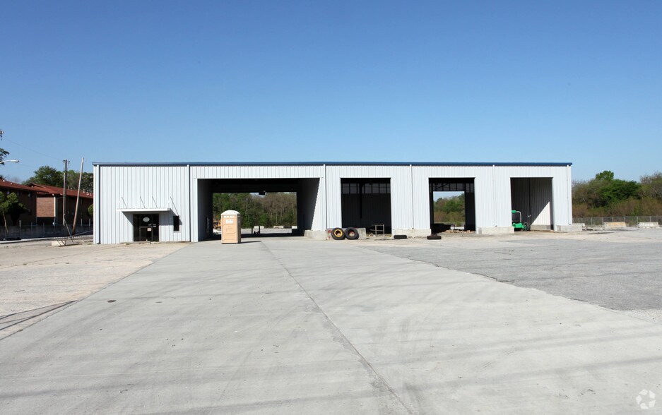 More Photos Of 17 Main St, Savannah Distribution For Lease