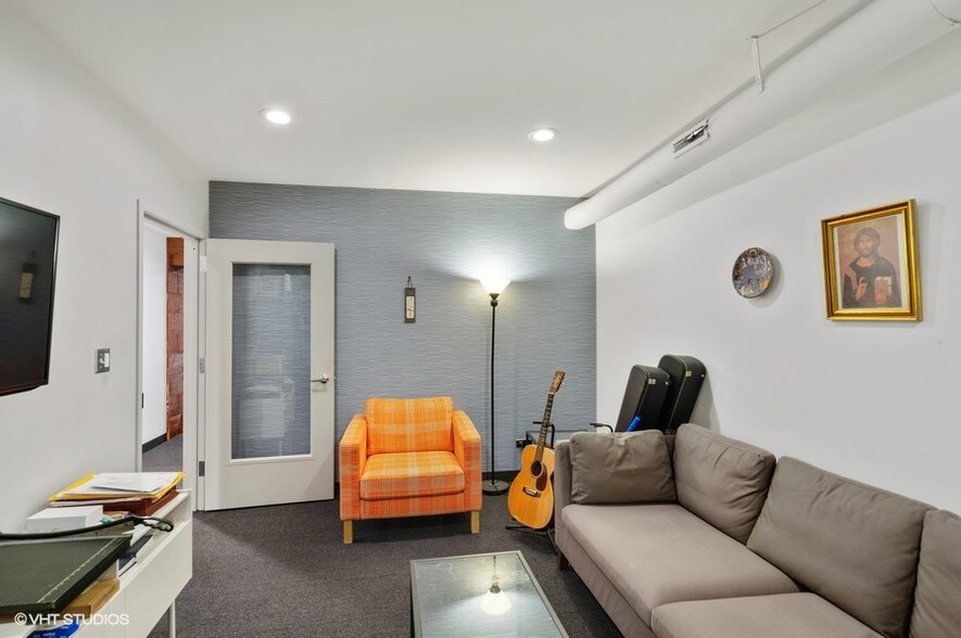 More Photos Of 1434 W Montrose Ave, Chicago Storefront For Lease