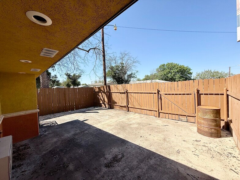 More Photos Of 903 15th St, Ozona General Retail For Sale
