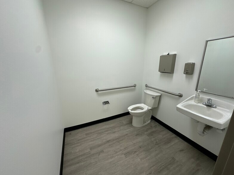 More Photos Of 2910-2930 Maine Ave, Lakeland Distribution For Sale