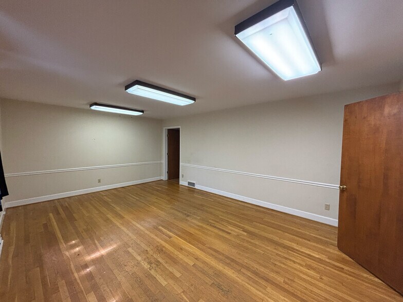More Photos Of 3536 Vest Mill Rd, Winston-Salem Office Residential For Lease