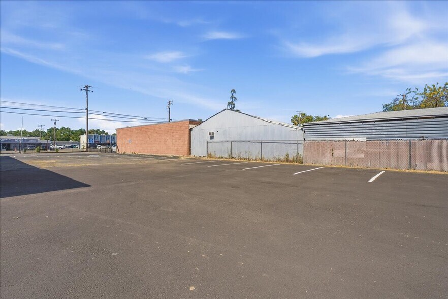 More Photos Of 4554 Auburn Blvd, Sacramento Auto Dealership For Sale