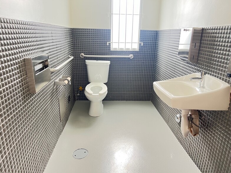 More Photos Of 1084-1088 S Fairfax Ave, Los Angeles Freestanding For Lease