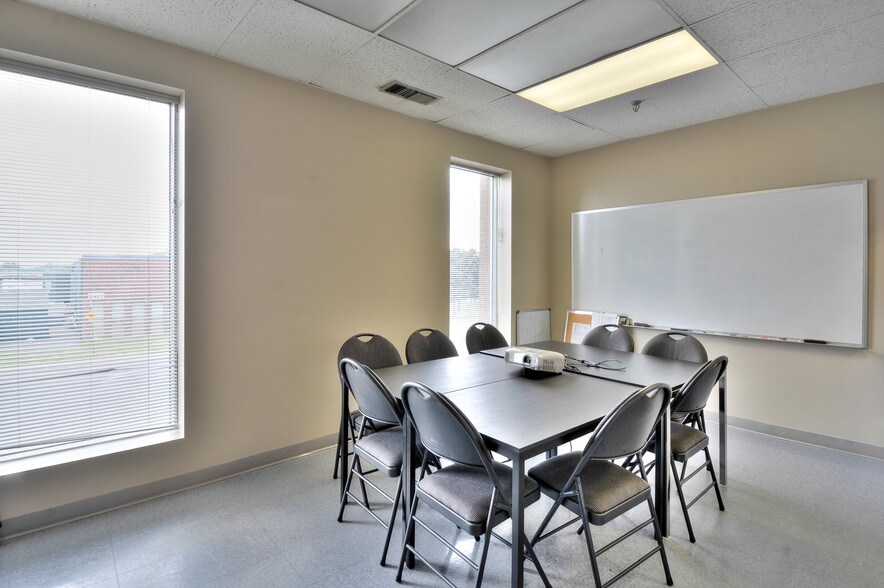 More Photos Of 2396-2400 Rue De La Province, Longueuil Office For Sale
