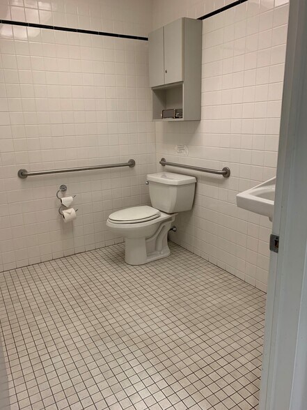 More Photos Of 111 Carleton Ave, Islip Terrace Medical For Lease