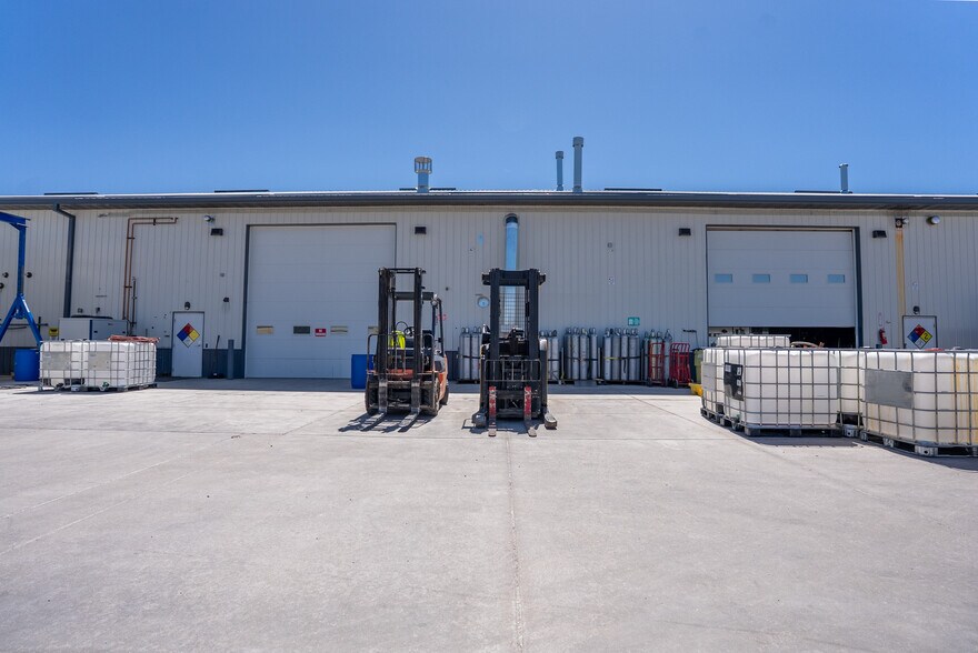 More Photos Of 21323 I 76 Frontage Rd, Hudson Warehouse For Lease