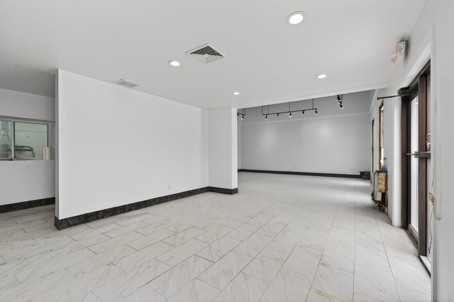 More Photos Of 890 Lafayette Rd, Seabrook Freestanding For Lease