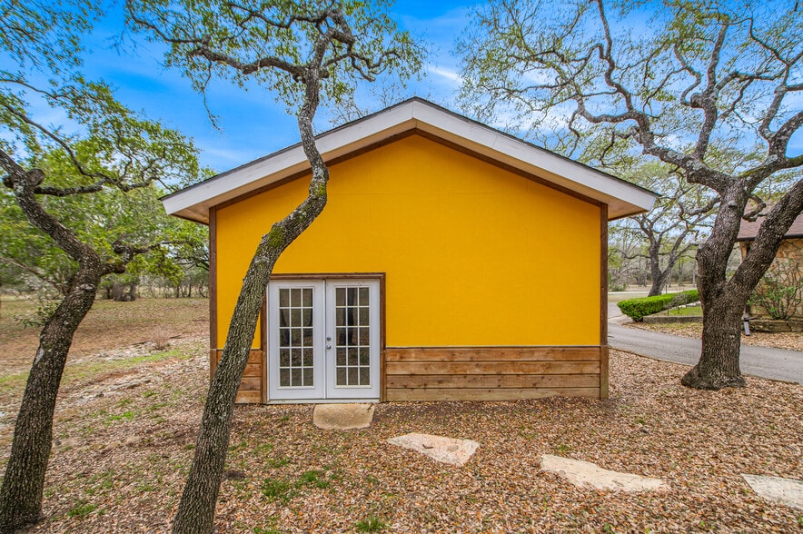 More Photos Of 101 Hunters Glen Dr, San Marcos Flex For Sale