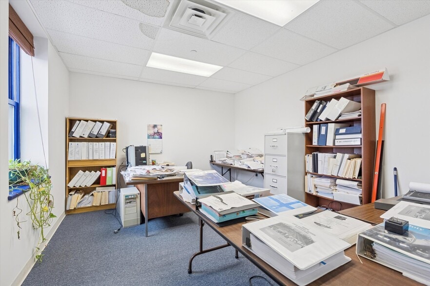 More Photos Of 422 Mill St, Bristol Office For Sale
