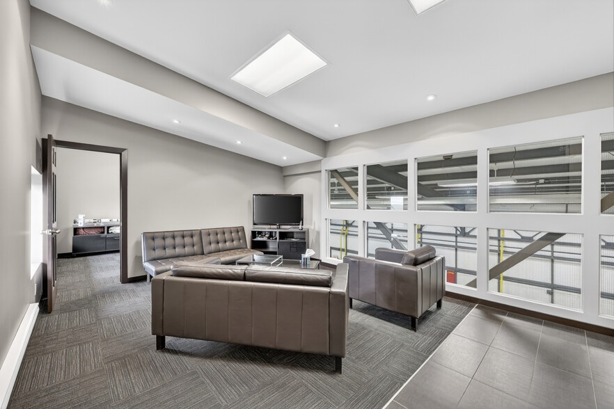 More Photos Of 624 Dehavilland Way, Calgary Airplane Hangar For Sale